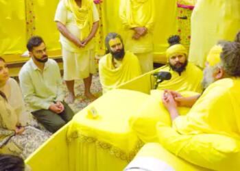 पत्नी अनुष्का शर्मा के साथ वृन्दावन पहुंचे विराट कोहली