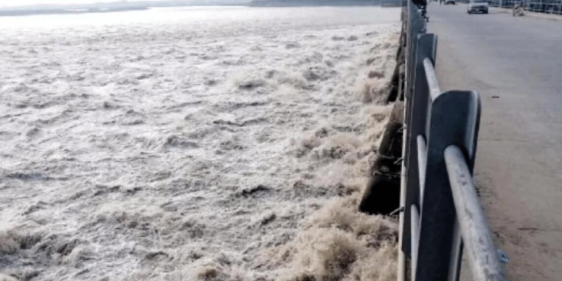 भारत ने कई घंटों तक रोकने के बाद चेनाब में छोड़ा पानी, पाकिस्तान में बाढ़ का अलर्ट जारी