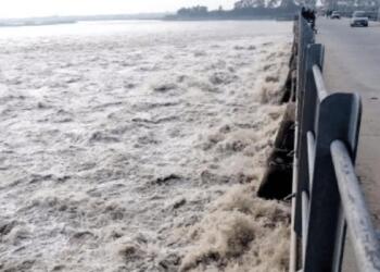 भारत ने कई घंटों तक रोकने के बाद चेनाब में छोड़ा पानी, पाकिस्तान में बाढ़ का अलर्ट जारी