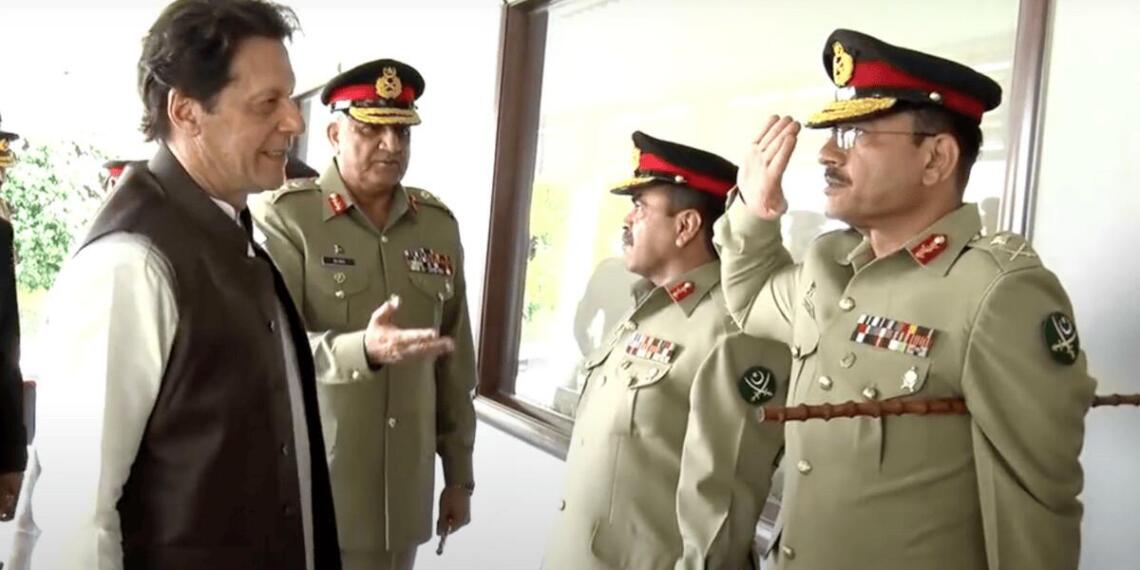 2018 में इमरान खान को सलामी देते ले.जे. असीम मुनीर (Photo- U News)