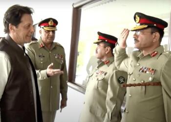 2018 में इमरान खान को सलामी देते ले.जे. असीम मुनीर (Photo- U News)