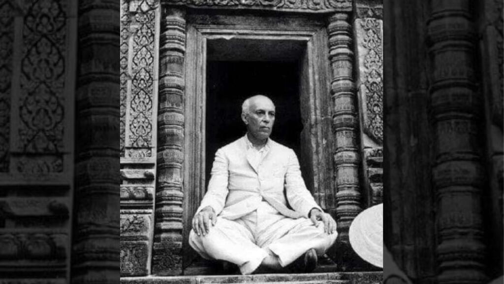 कंबोडिया के बंतेय श्री मंदिर के चौखट पर बैठे जवाहरलाल नेहरू, नवंबर 1954