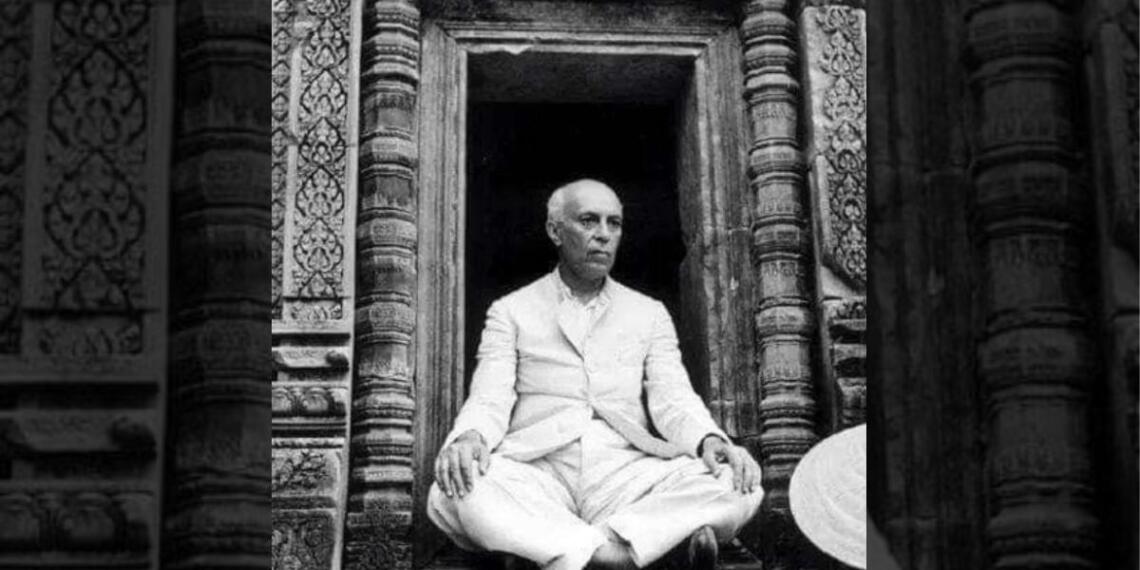 कंबोडिया के बंतेय श्री मंदिर के चौखट पर बैठे जवाहरलाल नेहरू, नवंबर 1954