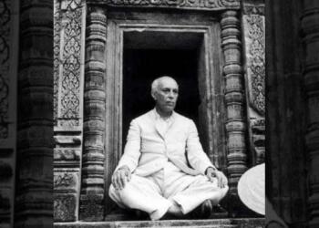कंबोडिया के बंतेय श्री मंदिर के चौखट पर बैठे जवाहरलाल नेहरू, नवंबर 1954