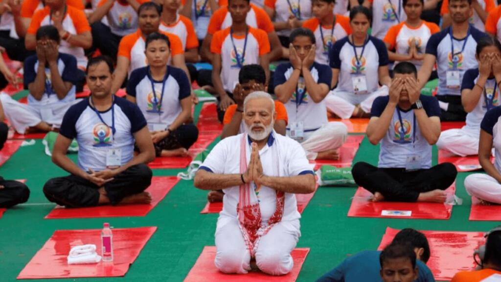 योग दिवस पर योगाभ्यास करते पीएम मोदी (FILE PHOTO)