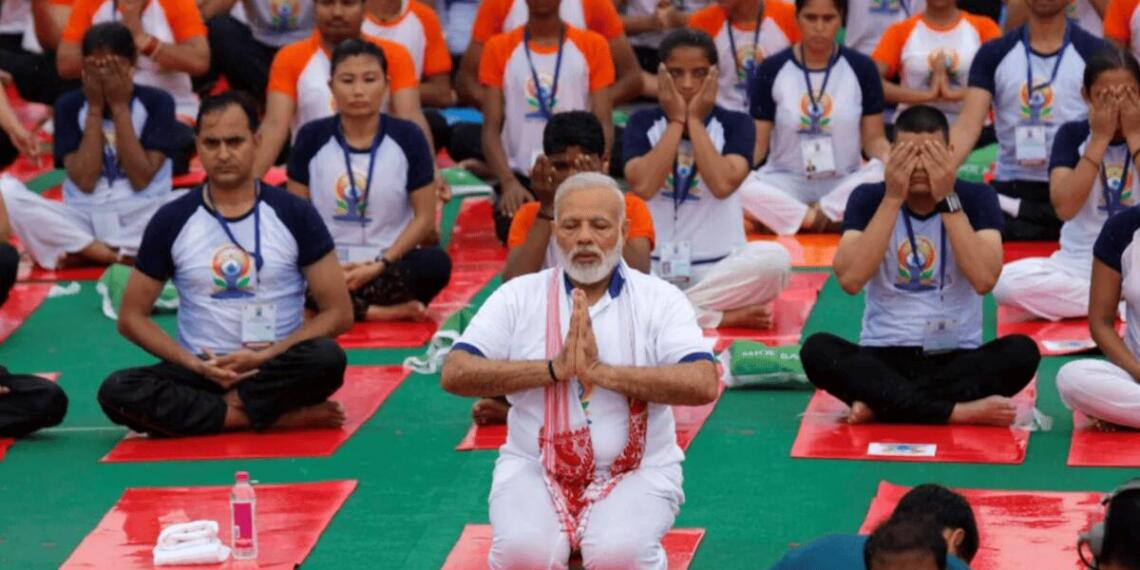 योग दिवस पर योगाभ्यास करते पीएम मोदी (FILE PHOTO)