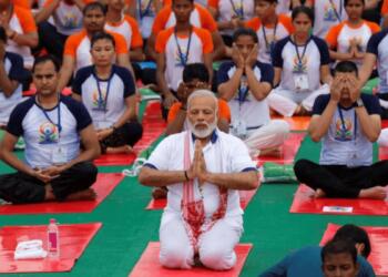 योग दिवस पर योगाभ्यास करते पीएम मोदी (FILE PHOTO)