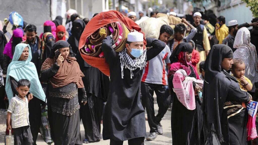 जम्मू में पुलिस सत्यापन अभियान के बाद बस्ती छोड़कर सेंटर की ओर जाते रोहिंग्या (चित्र: PTI)
