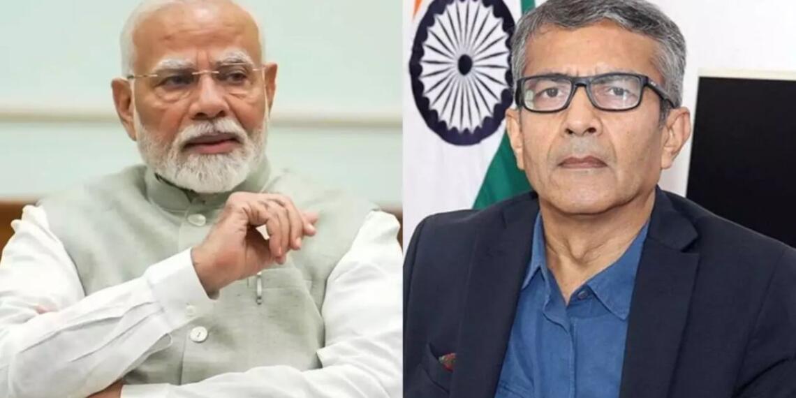 पीएम मोदी और रक्षा सचिव राजेश कुमार सिंह