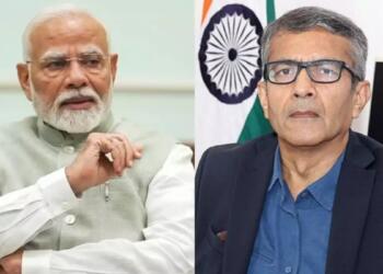 पीएम मोदी और रक्षा सचिव राजेश कुमार सिंह