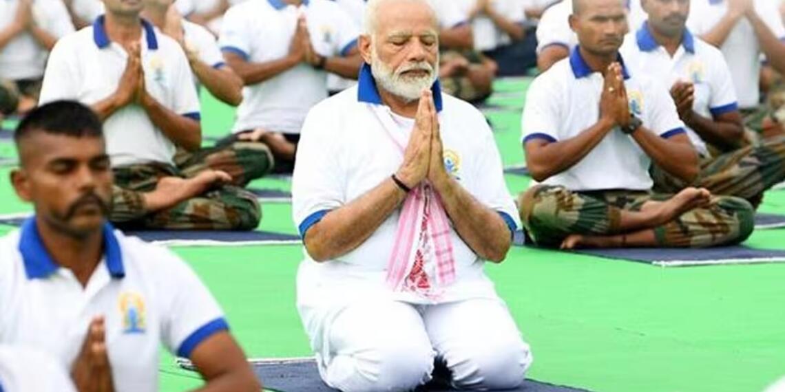 योग दिवस 2025: PM मोदी ने 3 लाख से अधिक लोगों संग किया योगाभ्यास, 40 देशों के राजनयिक भी हुए शामिल