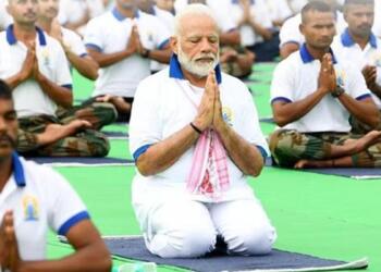योग दिवस 2025: PM मोदी ने 3 लाख से अधिक लोगों संग किया योगाभ्यास, 40 देशों के राजनयिक भी हुए शामिल