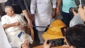 लालू यादव ने तलवार से काटा 78 किलो का लड्डू केक