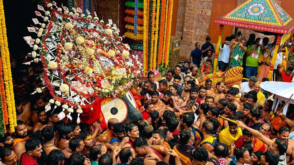 मंदिर से बाहर आते भगवान जगन्नाथ