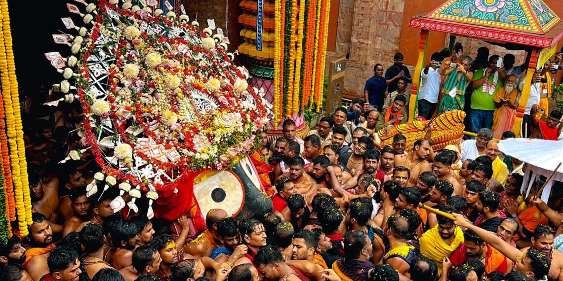 मंदिर से बाहर आते भगवान जगन्नाथ