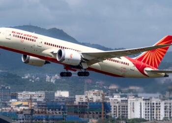 एअर इंडिया की यह फ्लाइट दोपहर 1:10 बजे अहमदाबाद से लंदन के लिए उड़ान भरने वाली थी