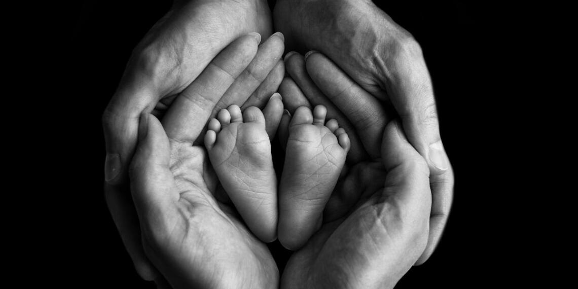 लोगों पर उनके साथी या परिवार वाले दबाव डालते हैं कि वे अपनी इच्छा से कम बच्चे करें (Photo: Canva)