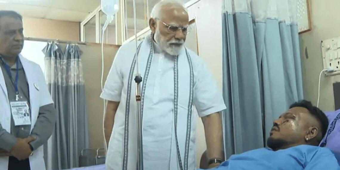 विश्वास कुमार का हालचाल लेते पीएम मोदी