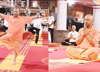 गोरखपुर में योग करते सीएम योगी