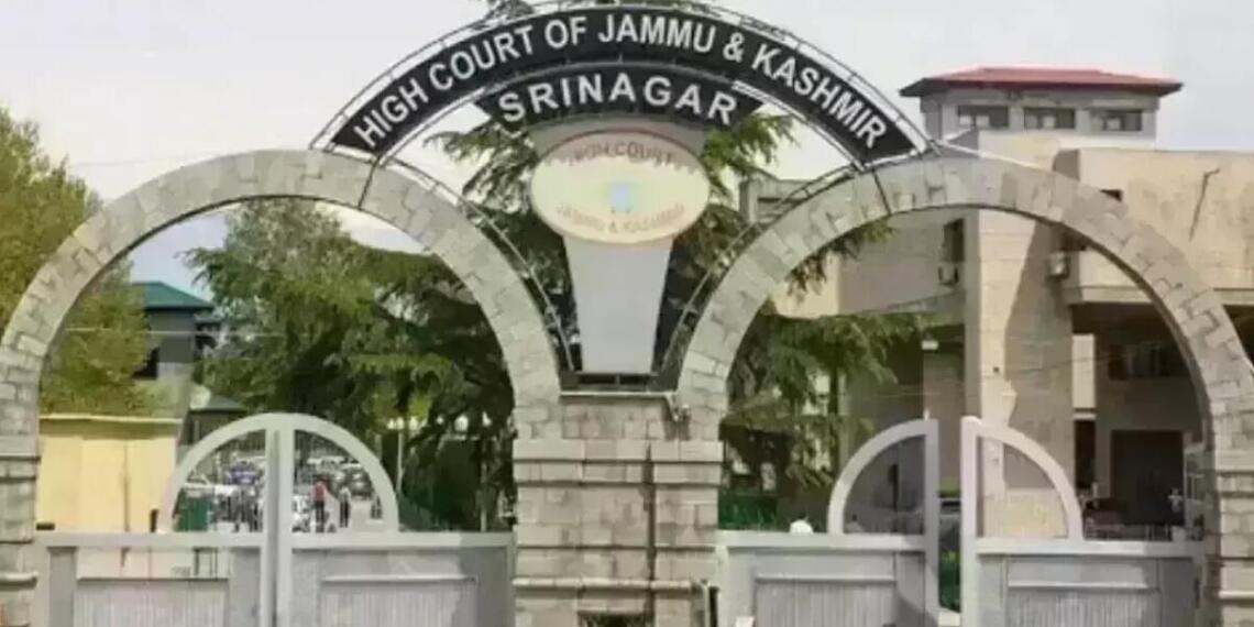 महिला के पति शेख जहूर अहमद ने कोर्ट को सूचित किया कि पाकिस्तान में उसकी पत्नी की देखभाल और सुरक्षा करने वाला कोई नहीं है