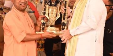 गृह मंत्री शाह को रामलला की मूर्ति भेंट करते CM योगी आदित्यनाथ