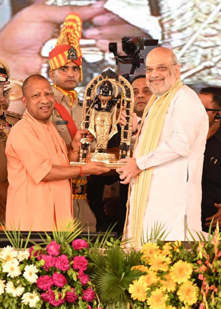 गृह मंत्री शाह को रामलला की मूर्ति भेंट करते CM योगी आदित्यनाथ