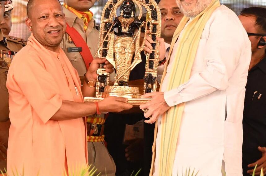 गृह मंत्री शाह को रामलला की मूर्ति भेंट करते CM योगी आदित्यनाथ