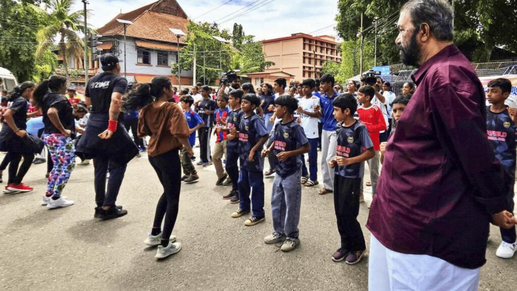 छात्रों का जुम्बा देखते केरल के शिक्षा मंत्री वी. शिवनकुट्टी