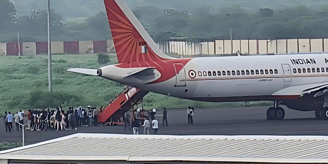 हथकड़ी पहनाकर ढाका भेजे गए 250 बांग्लादेशी, गुजरात ने घुसपैठियों को फेंका बाहर