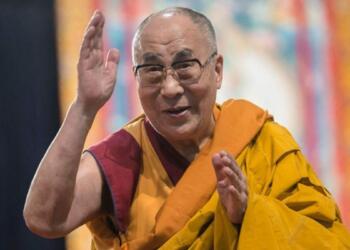 सोने के कलश से इंद्रधनुष तक: दलाई लामा की खोज का रहस्यमय सफर