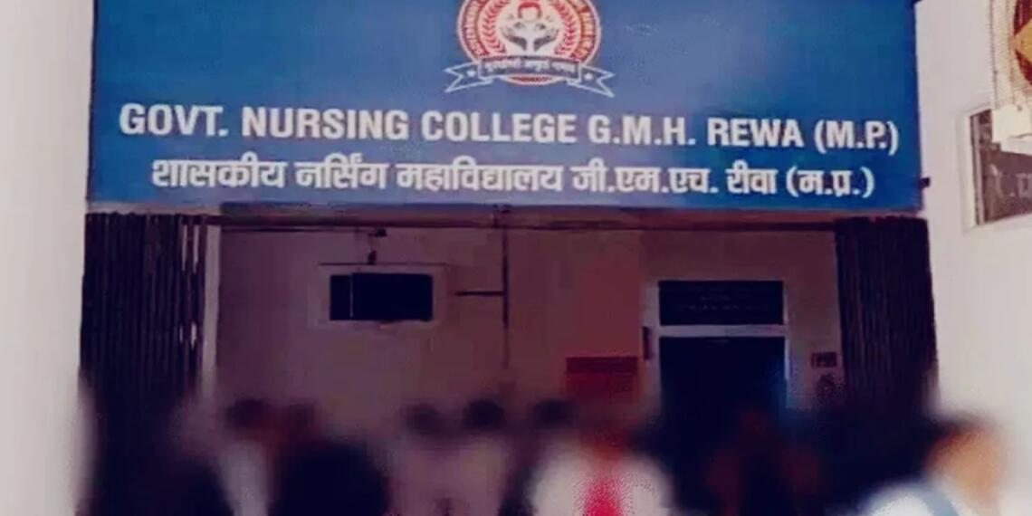 80 छात्राओं ने डॉ. अशरफ पर लगाए गंदा व्यवहार करने के आरोप, कहा- यहां नहीं कर सकते काम