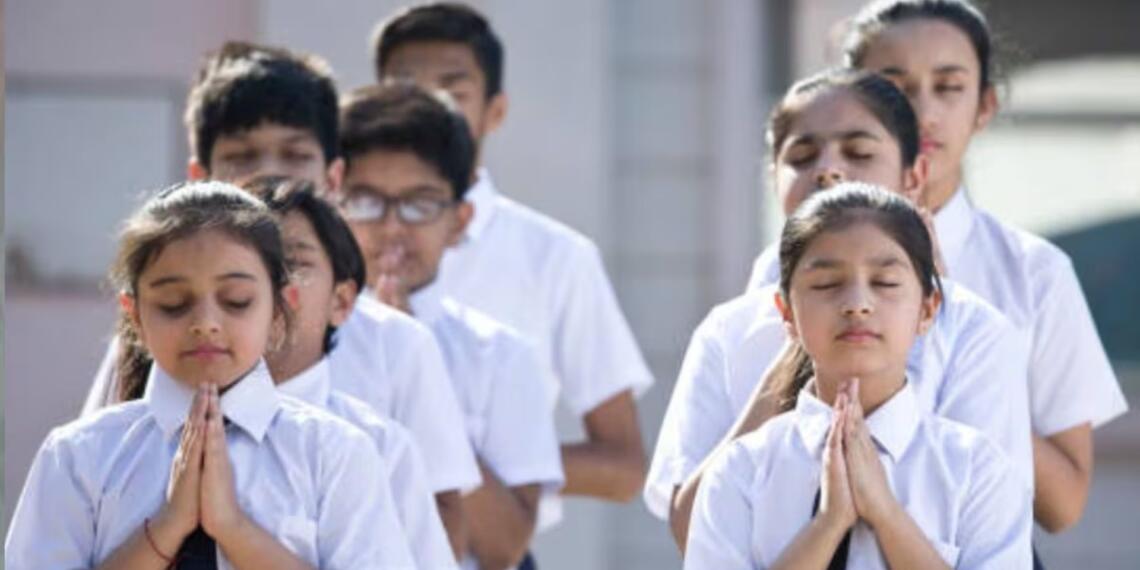 अब स्कूल की प्रार्थना में बोले जाएंगे गीता के श्लोक, उत्तराखंड के बाद इस राज्य ने भी बनाया नियम