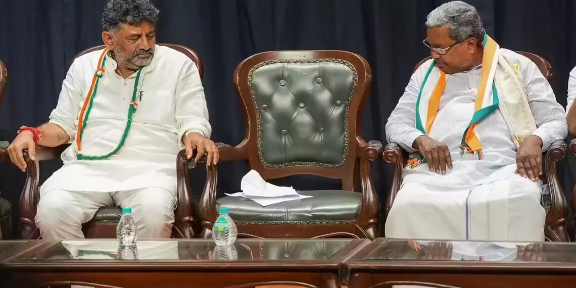 कर्नाटक बिना कमान के, दिल्ली में सिद्धारमैया-शिवकुमार की सीएम कुर्सी पर जंग!