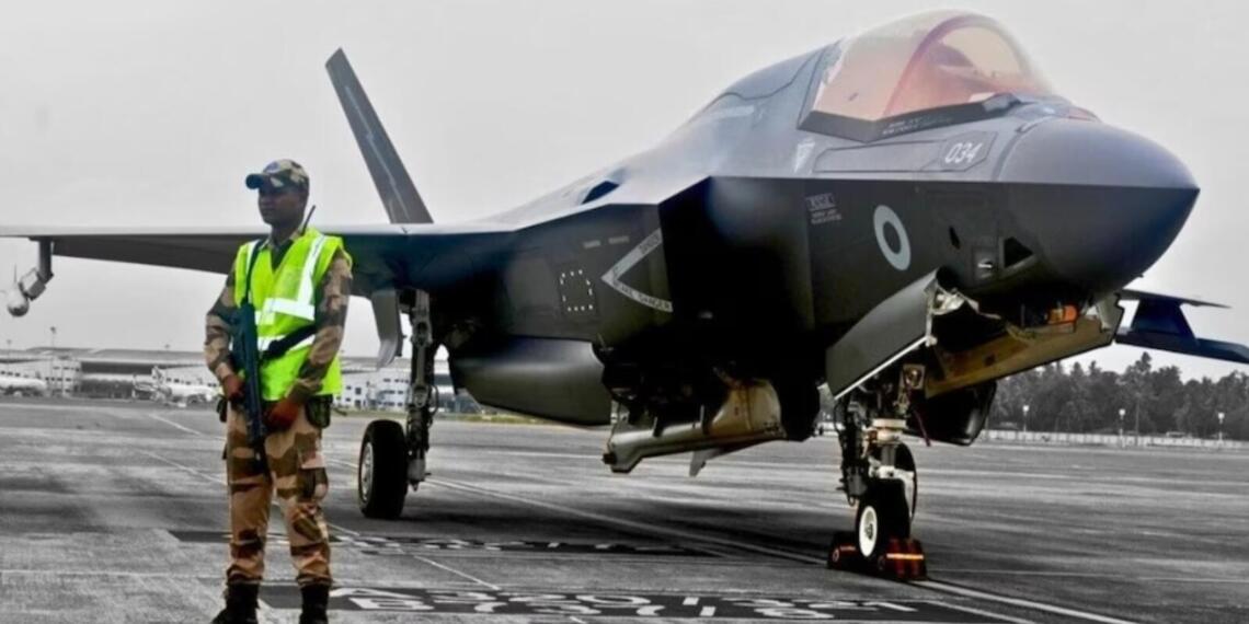 तिरुअनंतपुर में खड़ा ब्रिटिश फाइटर जेट