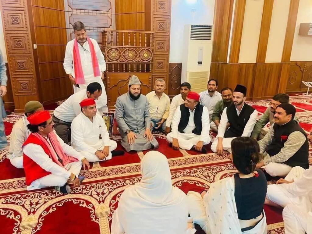 पार्टी दफ्तर समझ रखा है क्या, अखिलेश की मस्जिद में मीटिंग पर BJP ने उठाया सवाल ​
