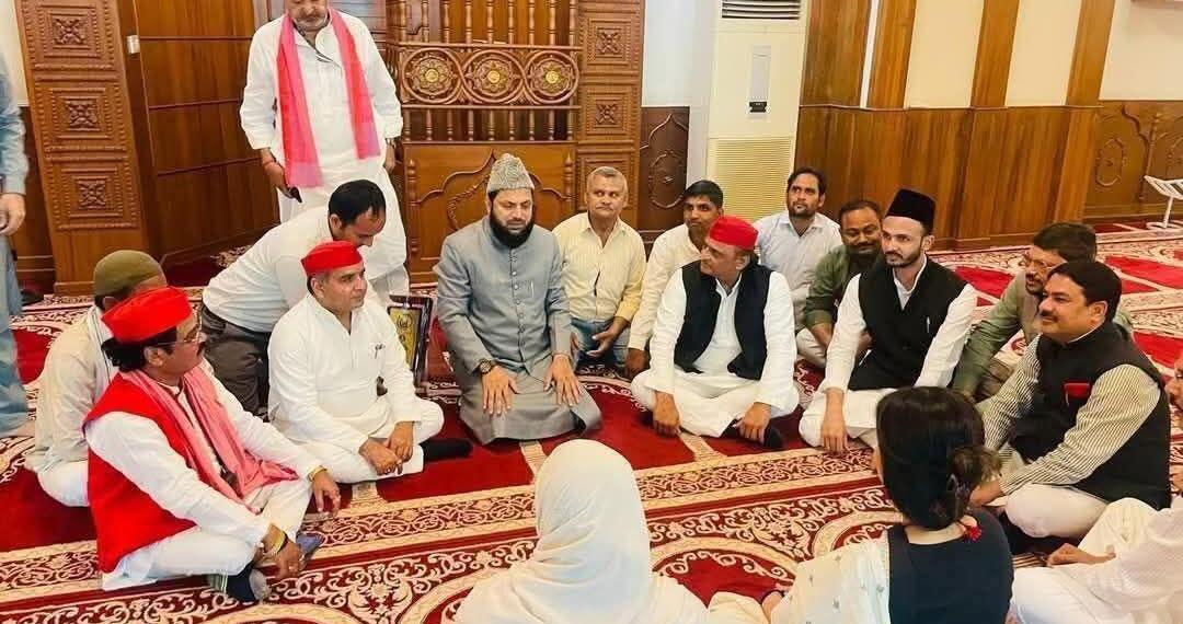 पार्टी दफ्तर समझ रखा है क्या, अखिलेश की मस्जिद में मीटिंग पर BJP ने उठाया सवाल 