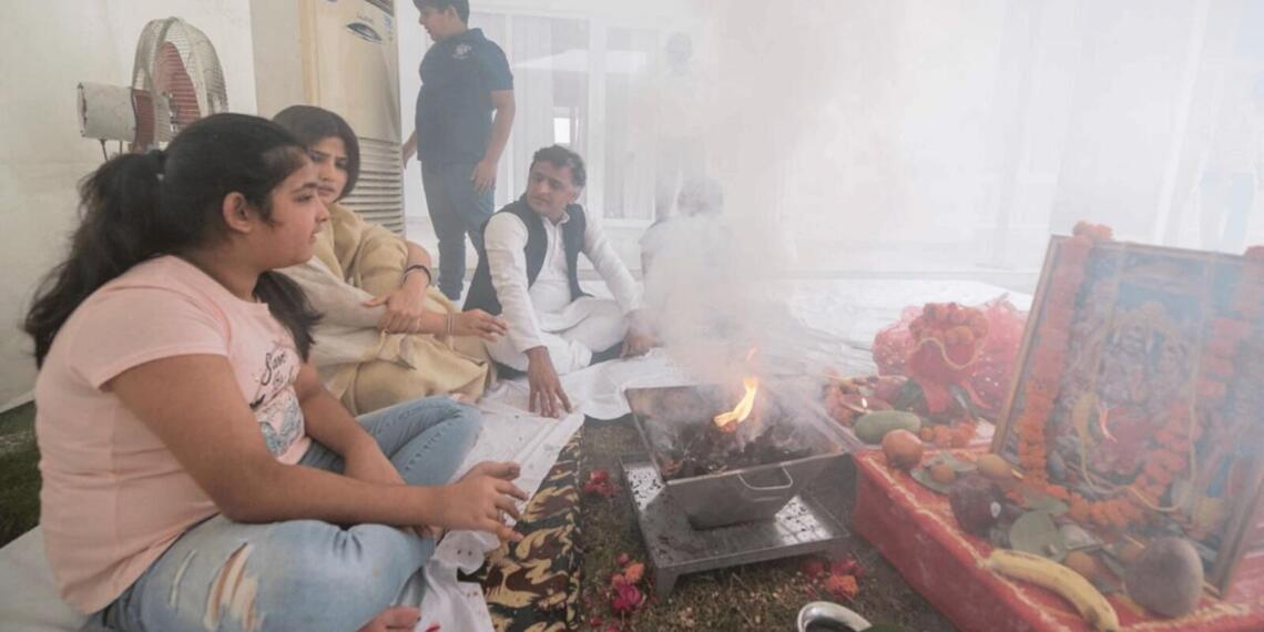अखिलेश यादव के गृह प्रवेश में जाने से काशी के पंडितों ने किया इनकार, जानें क्या है मामला?
