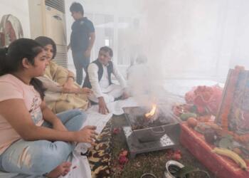 अखिलेश यादव के गृह प्रवेश में जाने से काशी के पंडितों ने किया इनकार, जानें क्या है मामला?