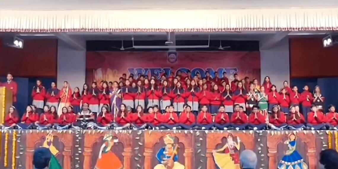 स्कूल में प्रार्थना करते छात्र (FILE PHOTO)