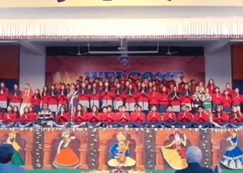 स्कूल में प्रार्थना करते छात्र (FILE PHOTO)