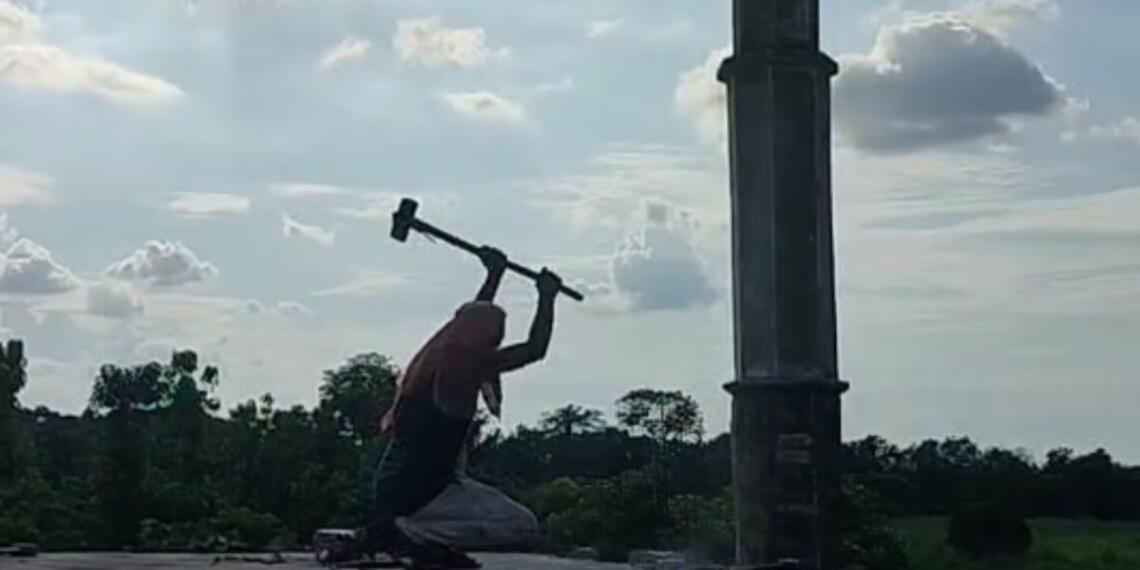 यूपी में बाबा के बुडोजर से पहले ही मस्जिद पर चलने लगा हथौड़ा, खुद तोड़ रही इंतजामिया कमेटी, जानें पूरा मामला