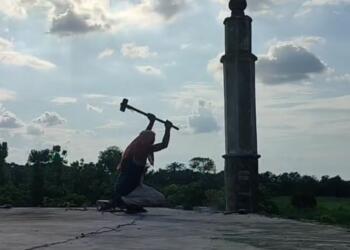 यूपी में बाबा के बुडोजर से पहले ही मस्जिद पर चलने लगा हथौड़ा, खुद तोड़ रही इंतजामिया कमेटी, जानें पूरा मामला