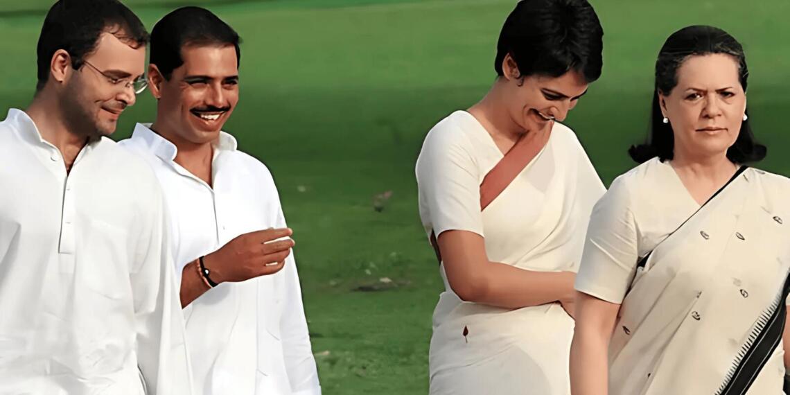 राहुल गांधी, रॉबर्ट वाड्रा, प्रियंका वाड्रा और सोनिया गांधी (बाएं से दाएं)