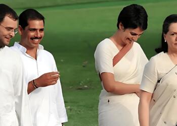 राहुल गांधी, रॉबर्ट वाड्रा, प्रियंका वाड्रा और सोनिया गांधी (बाएं से दाएं)