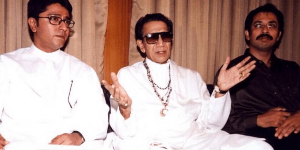 बाला साहेब ठाकरे के साथ उद्धव और राज ठाकरे