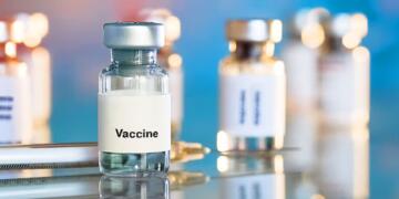 क्या कोविड वैक्सीन से हो रही हैं अचानक मौतें? विशेषज्ञों ने सच्चाई बताई