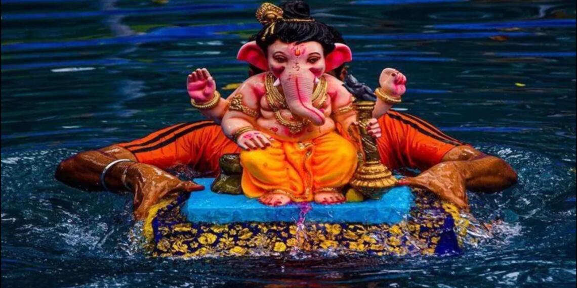 गणेश विसर्जन क्यों और कब होता है? जानिए इसके पीछे की धार्मिक मान्यता