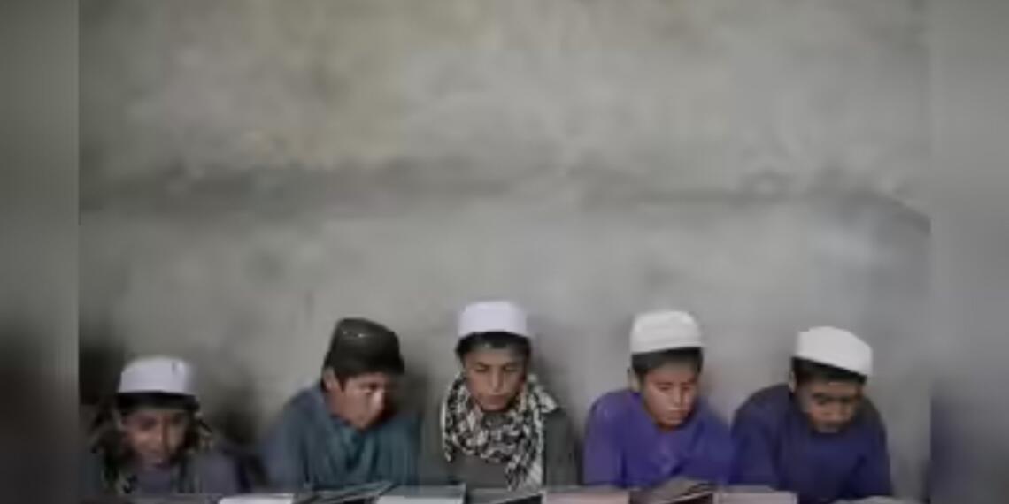 असम के स्कूल में बच्चों को कुरान का अध्याय फातिहा पढ़ाने का वीडियो वायरल, दो शिक्षकों को किया गया सस्पेंड