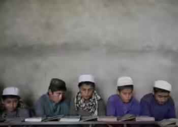 असम के स्कूल में बच्चों को कुरान का अध्याय फातिहा पढ़ाने का वीडियो वायरल, दो शिक्षकों को किया गया सस्पेंड