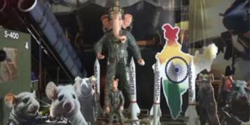 देशभक्ति और भक्ति का संगम: हैदराबाद मंडल ने रक्षा बलों को श्रद्धांजलि देने के लिए S-400 से प्रेरित भगवान गणेश की मूर्ति बनाई